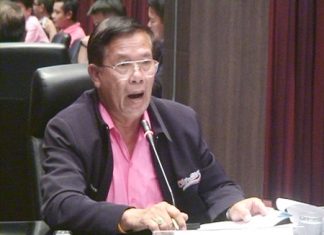 Pattaya City Council President Sanit Boonmachai talks to city inspectors about the city’s beachchair problem.